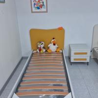 letto singolo e comodino