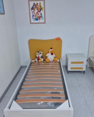 letto singolo e comodino
