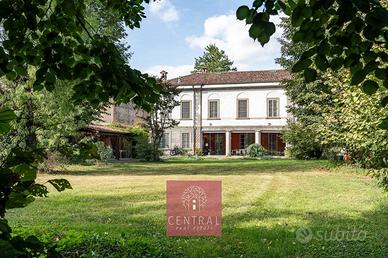 Villa di 733 m² con più di 5 locali a Castelnuovo 
