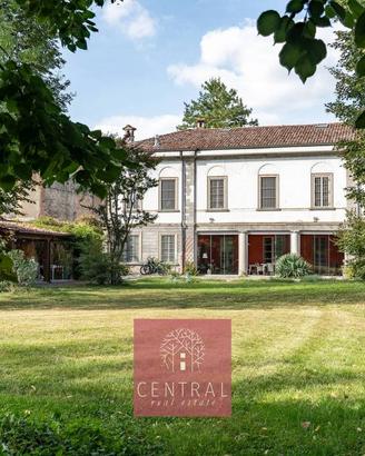 Villa di 733 m² con più di 5 locali a Castelnuovo 