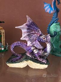 Statuetta drago su libro