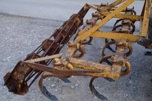 Erpice estirpatore con molle a balestra x trattore