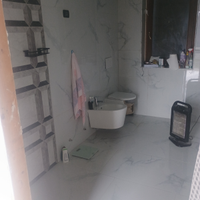 Do una stanza con un bagno privato con giardino a