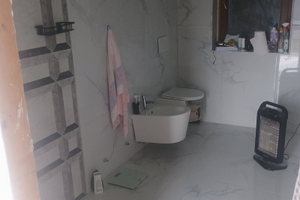 Do una stanza con un bagno privato con giardino a