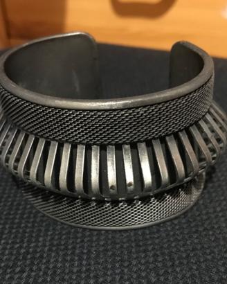 Bracciale rigido a polsino