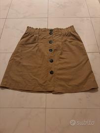 Gonna beige con chiusura a bottoni