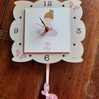 Orologio in legno a pendolo da parete. Nuovo