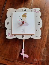 Orologio in legno a pendolo da parete. Nuovo