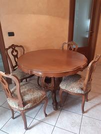 Tavolo rotondo con prolunghe e sedie