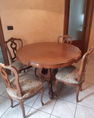 Tavolo rotondo con prolunghe e sedie