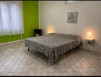 STANZA MATRIMONIALE per ragazze via Roma