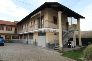 TRILOCALE IN BIFAMILIARE CON CORTILE E BOX AUTO