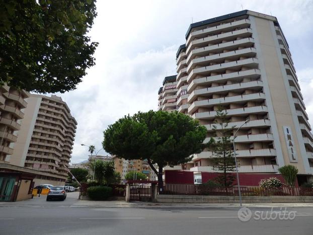 Viale del Fante quadrivani primo piano posto auto