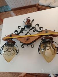 Lampadario vintage in legno, ferro battuto