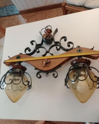 Lampadario vintage in legno, ferro battuto