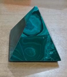 Piramide in malachite