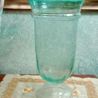 vaso in vetro soffiato con bolle bordo azzurro