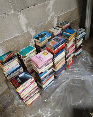 200 libri di varia cultura, romanzi, rosa, ecc