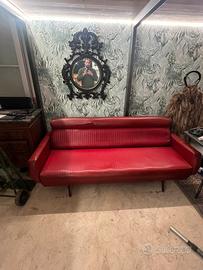 Divano design anni 50 pelle rossa