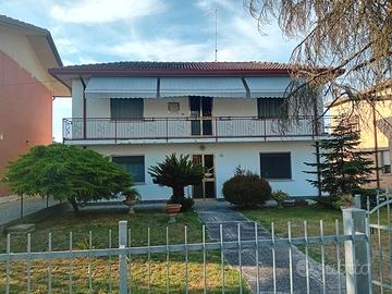 Bifamigliare su due piani e terreno edificabile