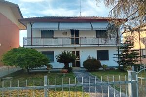 Bifamigliare su due piani e terreno edificabile