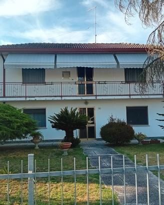 Bifamigliare su due piani e terreno edificabile