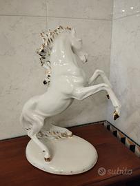 Cavallo bianco e oro in porcellana