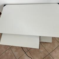 Scrivania bianca compatta con ripiano e ruote top!