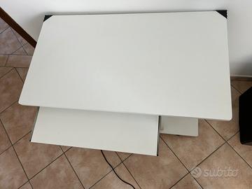 Scrivania bianca compatta con ripiano e ruote top!