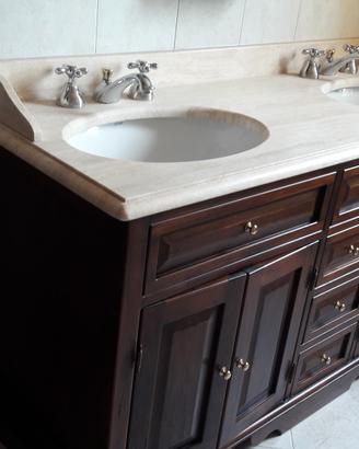 Bagno in noce e marmo travertino