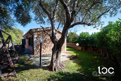 Villetta caposchiera con giardino privato