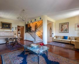 Villa angolare panoramica in residence