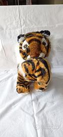 Peluche tigre con tigrotto in bocca