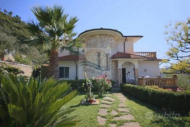 Villa di 220 m² con 5 locali e box auto doppio a V