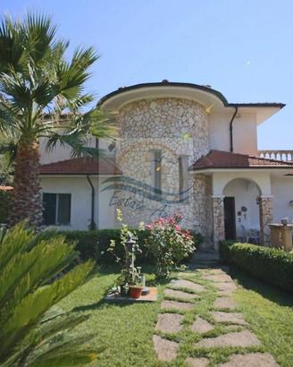 Villa di 220 m² con 5 locali e box auto doppio a V
