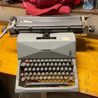 Macchina da scrivere Olivetti 82