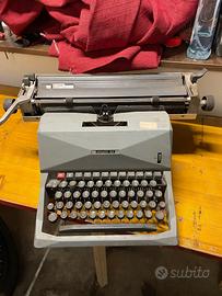 Macchina da scrivere Olivetti 82