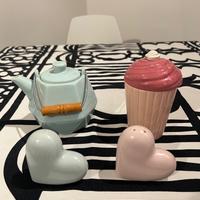 Teiera, tazza, set sale e pepe come nuovi