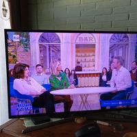 Smart TV Samsung 40 pollici con difetto al colofe