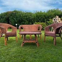 Un set di mobili da giardino in vimini intrecciato