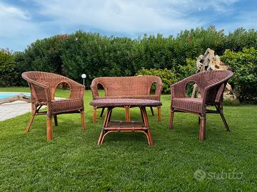 Un set di mobili da giardino in vimini intrecciato