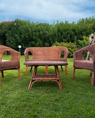 Un set di mobili da giardino in vimini intrecciato