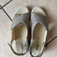 Sandali pianta larga e soft.