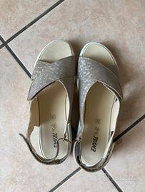 Sandali pianta larga e soft.