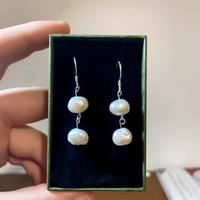 Orecchini pendenti, perle vere e argento 925.