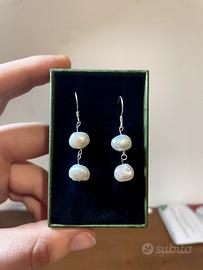 Orecchini pendenti, perle vere e argento 925.