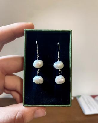 Orecchini pendenti, perle vere e argento 925.