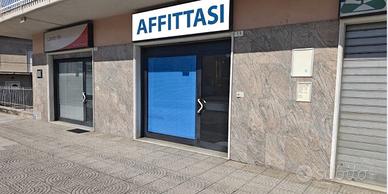 Locale Commerciale con vetrina su strada