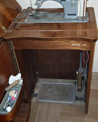 Macchina da cucire vintage Necchi Mod. 65