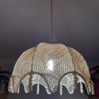 Lampadario vintage in metallo e uncinetto filet